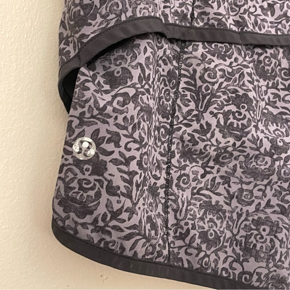 Lululemon Athletica Black & Gray Athletic Speed Shorts 2½” – Size 6 GUC - Picture 12 of 14